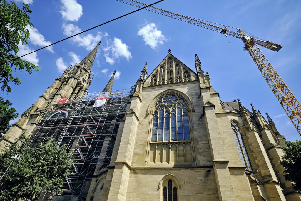 Die Kirche St. Maria im Stuttgarter Süden während der Renovierung mit Baugerüst und großem Baukran.