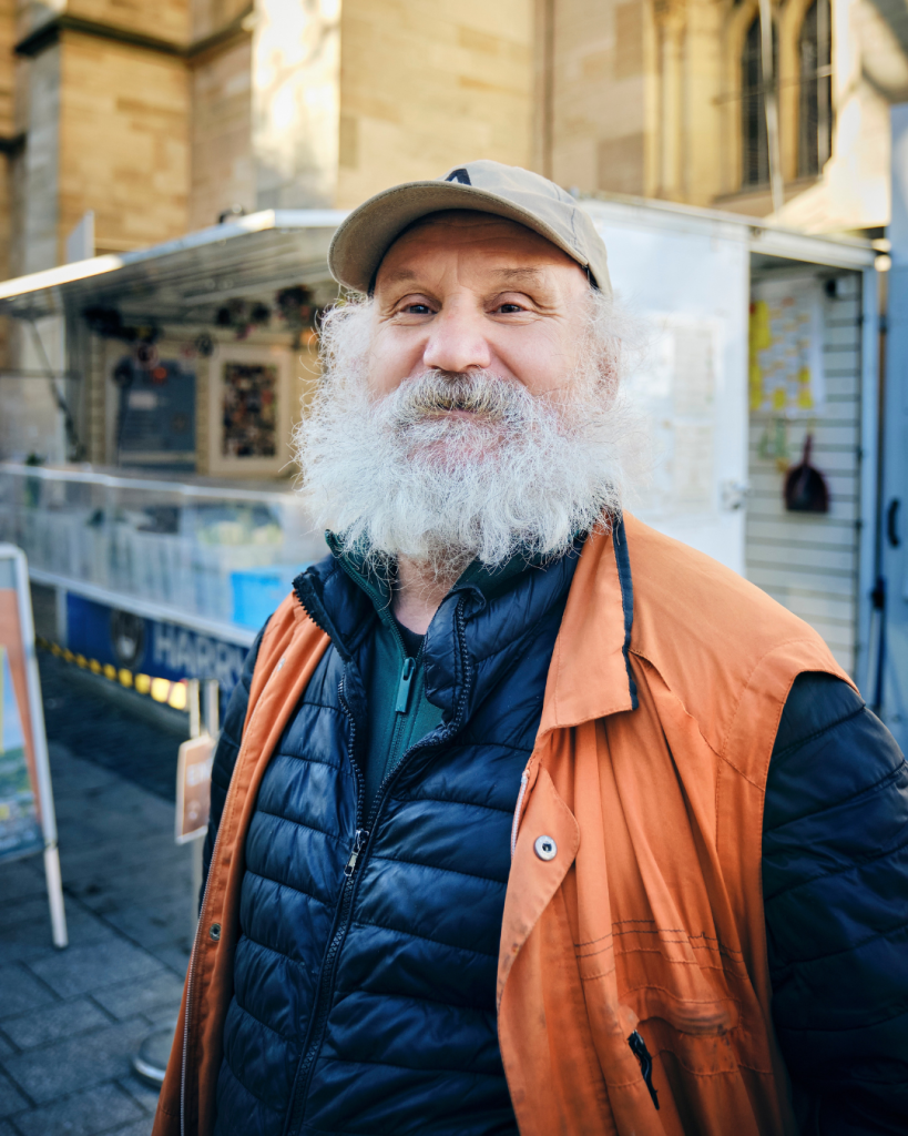 Harry Pfau vor seiner Foodsharing-Bude auf dem Kirchenvorplatz von St. Maria.