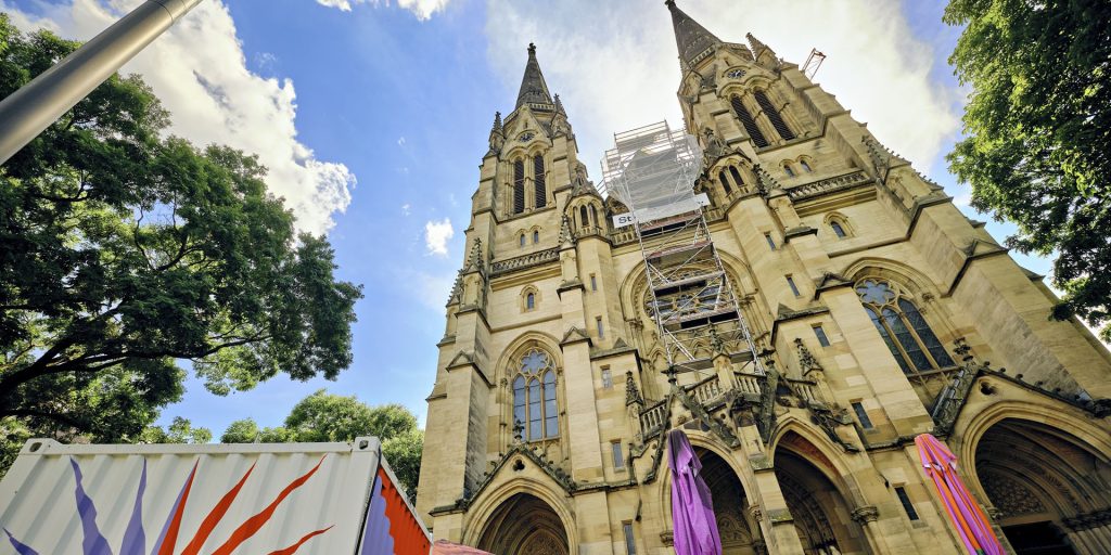 Die Kirche St. Maria mit Gerüst an der Fassade.