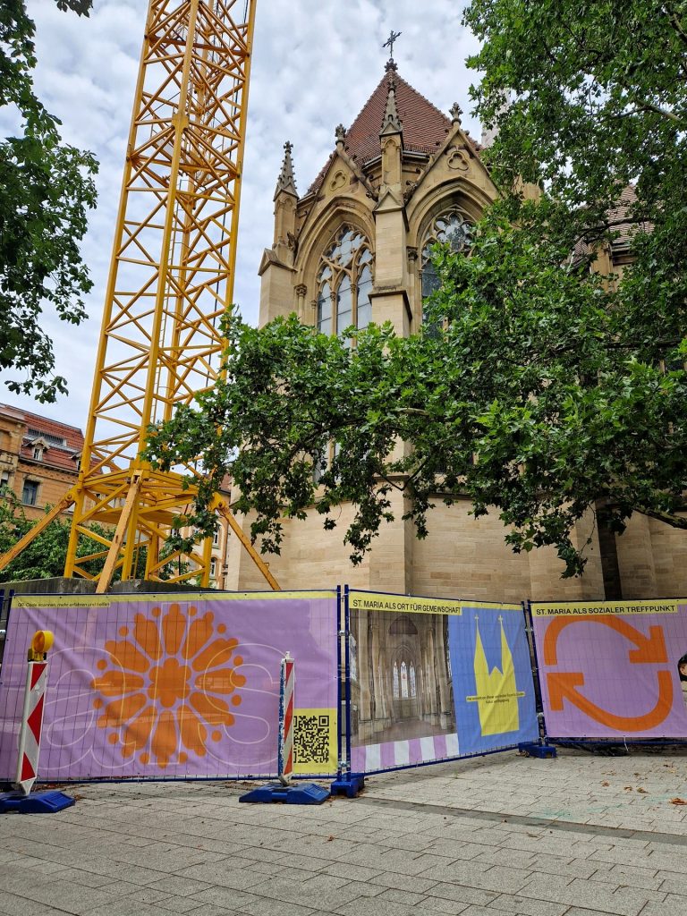 Bauzaun um die Kirche St. Maria im Stuttgarter Süden