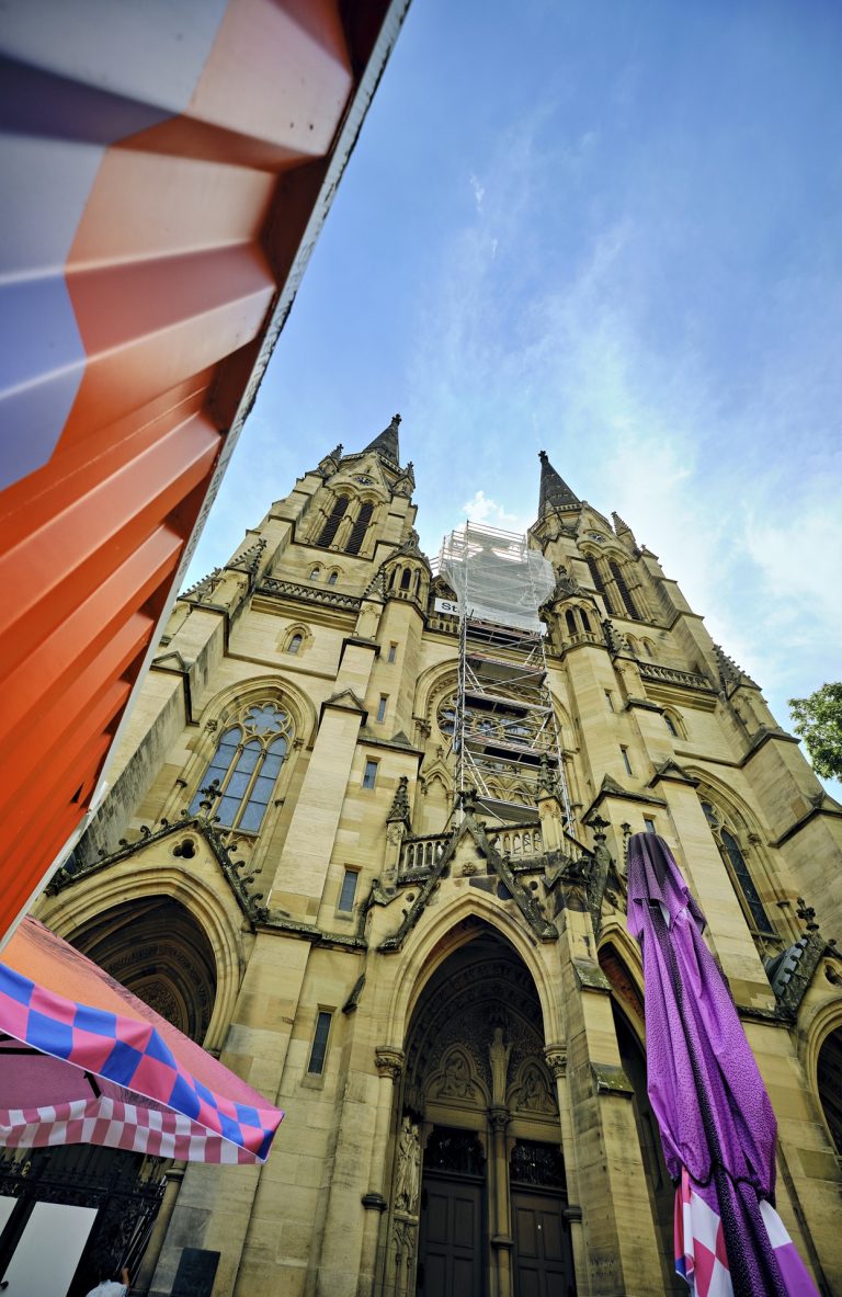 St. Maria in Stuttgart mit Gerüst an der Fassade.