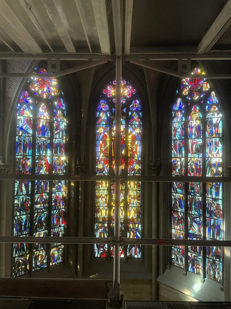 Innengerüst vor Buntglasfenstern in St. Maria in Stuttgart